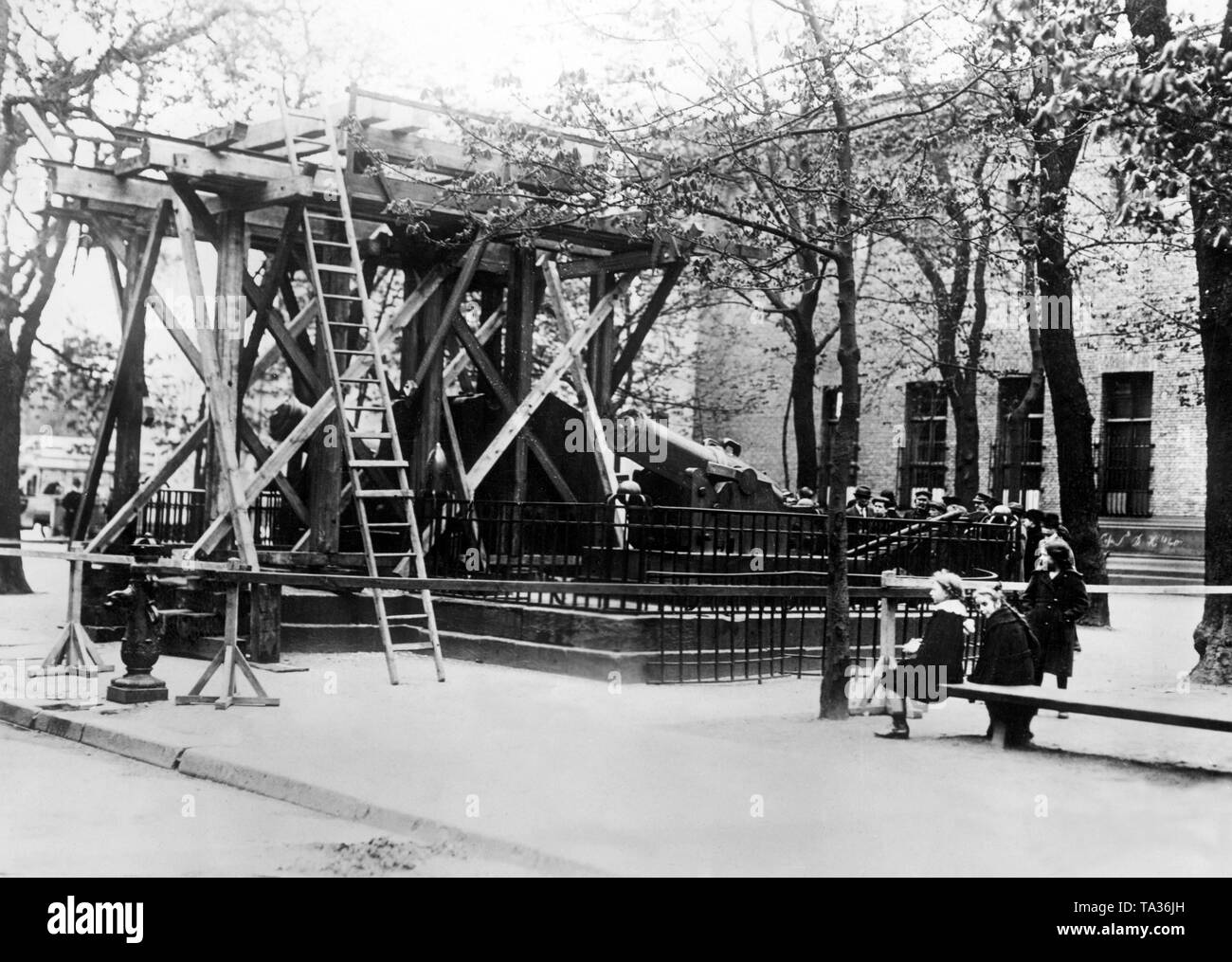 The guns from Paris are dismantled before the Zeughaus (armory) (Undated photo). Stock Photo