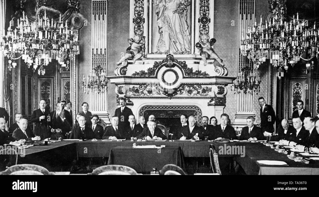 In the clock room of Quai d'Orsay in Paris, a conference of the  European Committee of the League of Nations is held to discuss the technical preparations for the Grand Assembly in May, 1932. In the center in front of the fireplace, French Foreign Minister Aristide Briand, on his left, Secretary of State Henderson, on the right, Secretary General of the League of Nations, Sir Eric Drummond. On the left at the lateral table Secretary of State Ernst von Simson, next to him, Spanish Ambassador Jose Maria Quinones de Leon. Stock Photo