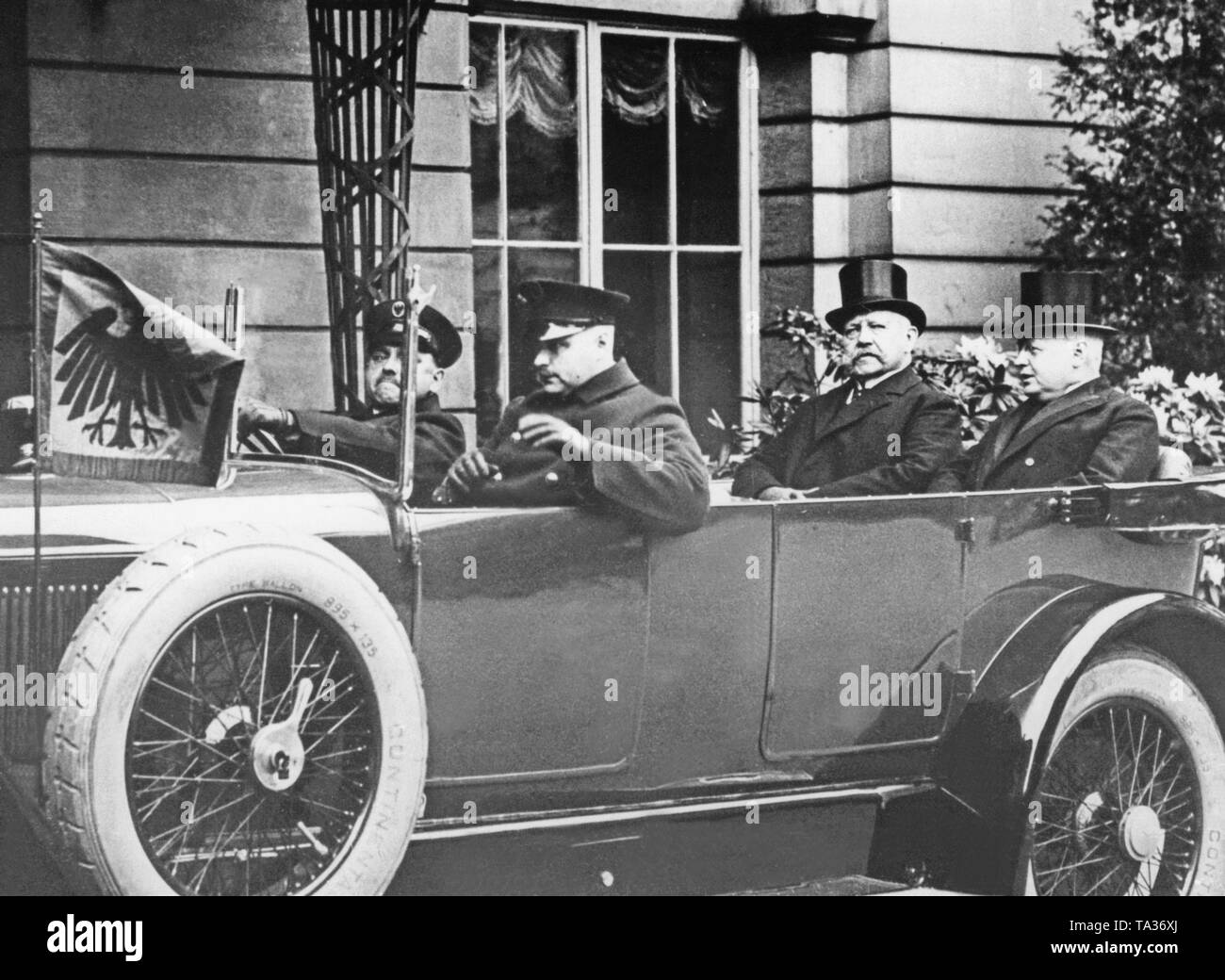 The picture shows the former Chancellor Hans Luther as German ambassador in Washington with President Hindenburg in his Mercedes Type 400. Stock Photo