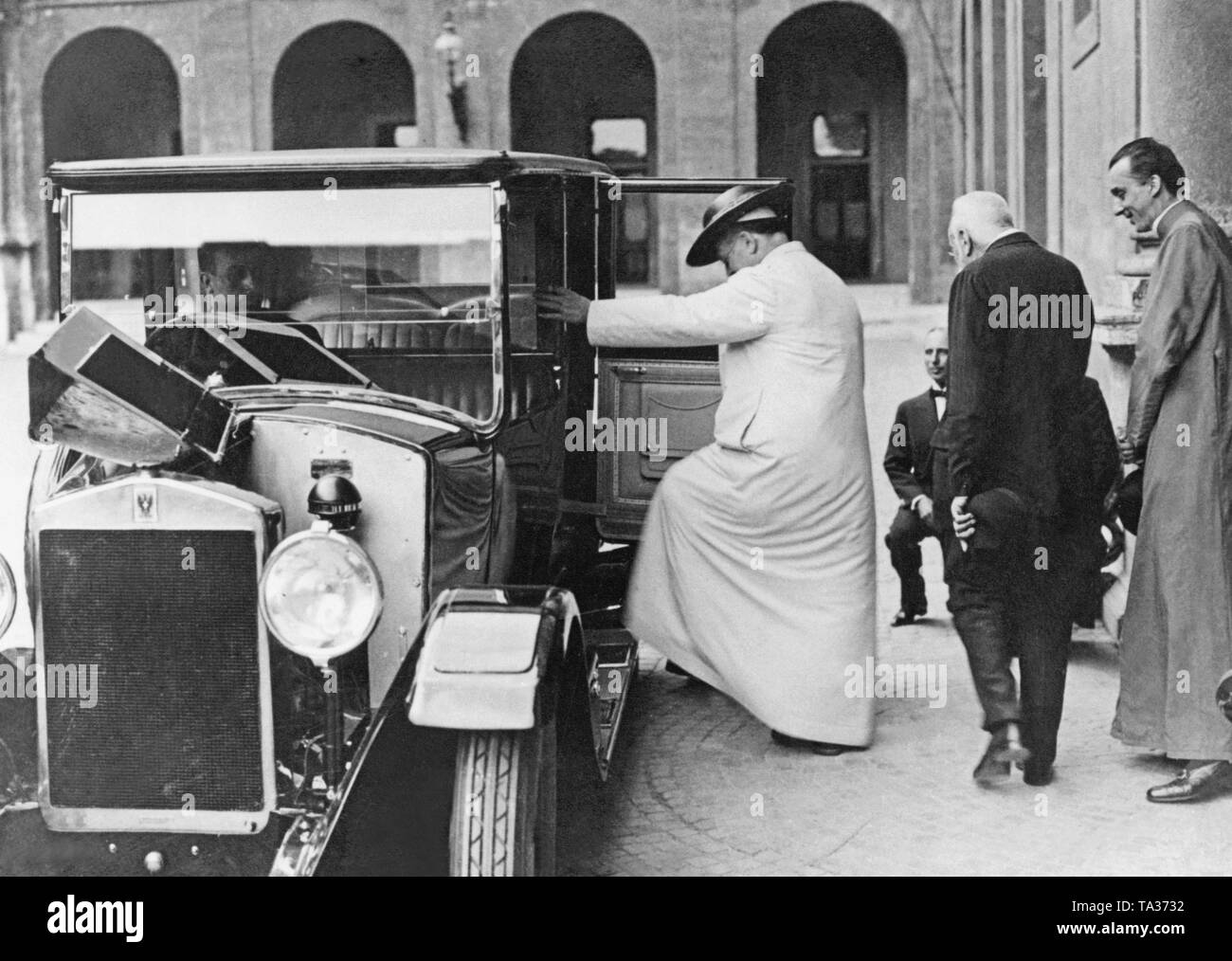 Pope Pius XI gets into a Bianchi Tipo 20. The car was a gift from the company Bianchi. Stock Photo