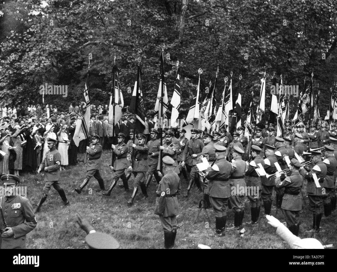 On the occasion of the 10th traditional celebration of the Ortsgruppe Pankow-Niederschoenhausen of the Stahlhelm, a camp service takes place in front of Schoenhausen Palace. In the photo, the flag parade, on the right, the federal music band with Obermusikmeister (bandmaster) Knoch. Stock Photo