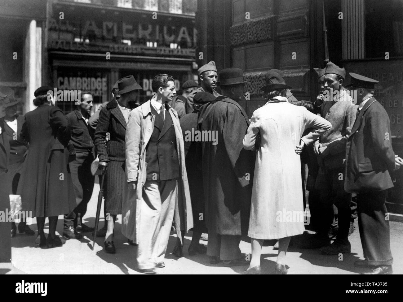 French soldiers after the demobilization in conversation with Parisian citizens near the Opera. Stock Photo