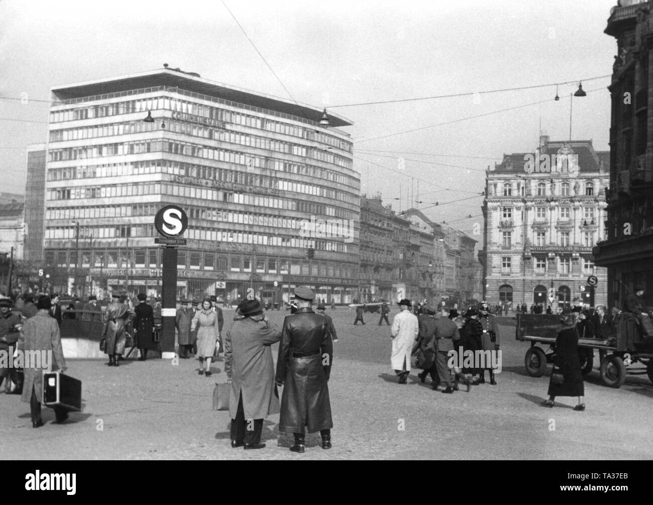 View of the Potsdamer Platz in Berlin. On the left the Columbushaus, at  right the Mitteleuropaeische Reisebuero (Central European Travel Agency  Stock Photo - Alamy