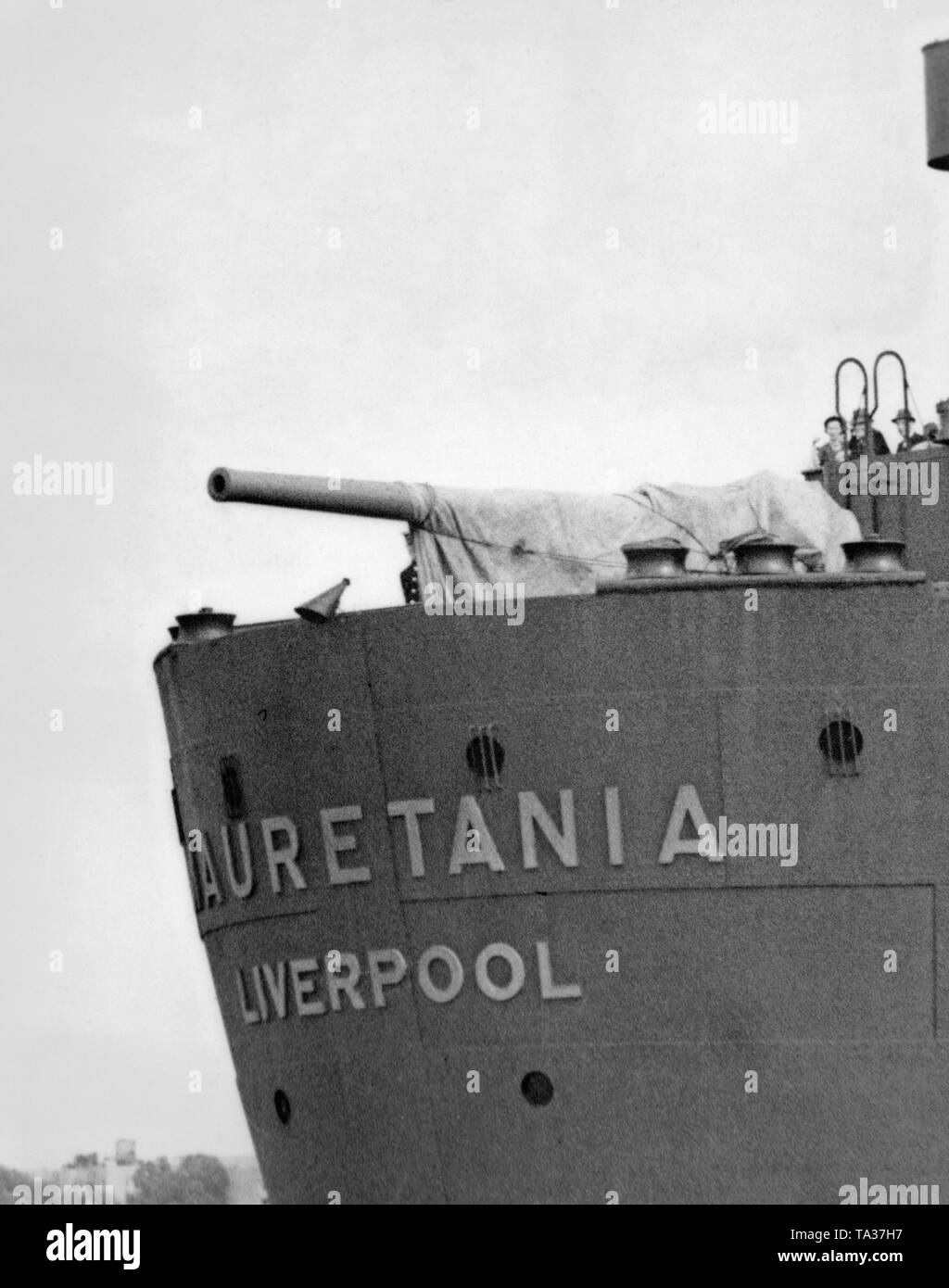 A submarine defense gun on the stern of the British ocean liner 'Mauretania'. The 'Mauretania' served as a troop-carrier during the Second World War. Stock Photo
