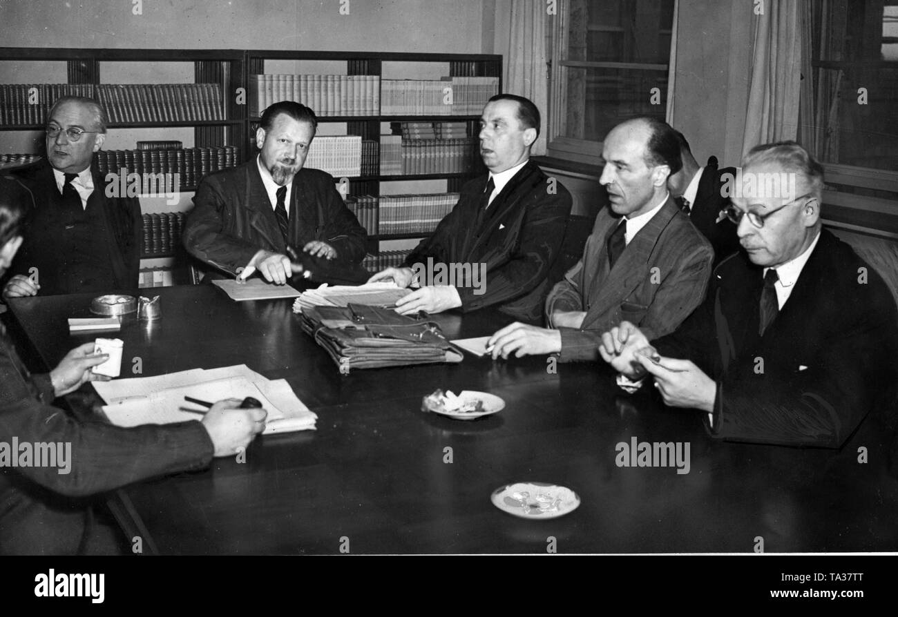 Recorded: August 13. 1943. Meeting of the Prime Ministers of the Western zones with representatives of the military governors was held in Kochhaus in Frankfurt am Main. At this meeting the deadline for submission of proposals relating to boundary changes in individual countries has been postponed. From left to right: Minister without Portfolio of NRW Dr. Charles Spicer, former Minister of Economy and Finance of Rheinland-Pfalz  Dr. Hans Haberer,  Prime Minister of clean-Pfalz Dr. Peter Altmaier, Prime Minister of NRW Karl Arnold and Prime Minister of Hesse Christian Stock Stock Photo