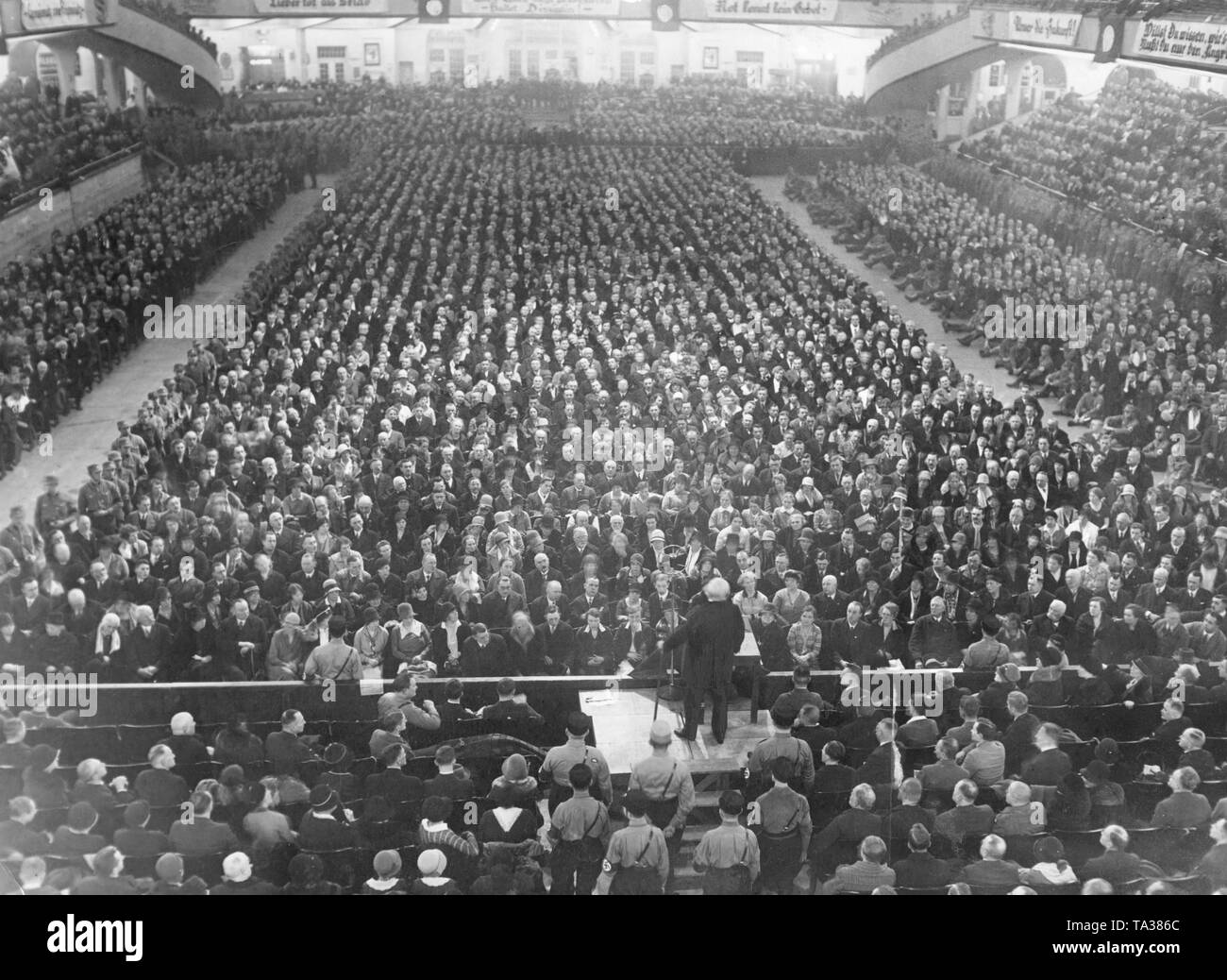 At a protest meeting of the NSDAP the audience listens to a speech by retired General Karl Litzmann (on the podium) on the inner and outer enslavement of Germany. Stock Photo