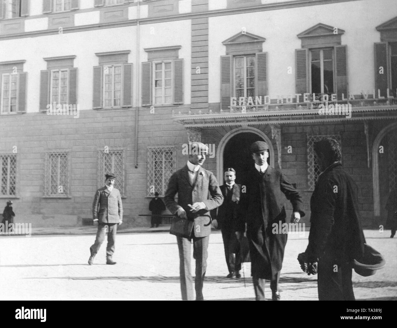 Crown Prince Wilhelm of Prussia with his companions in front of the Grand Hotel Villa Medici. Stock Photo