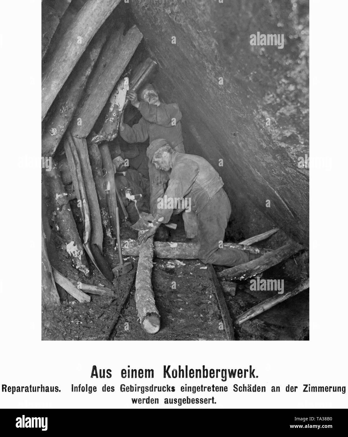 Miners mend the supporting structure of a tunnel in September 1909. Stock Photo
