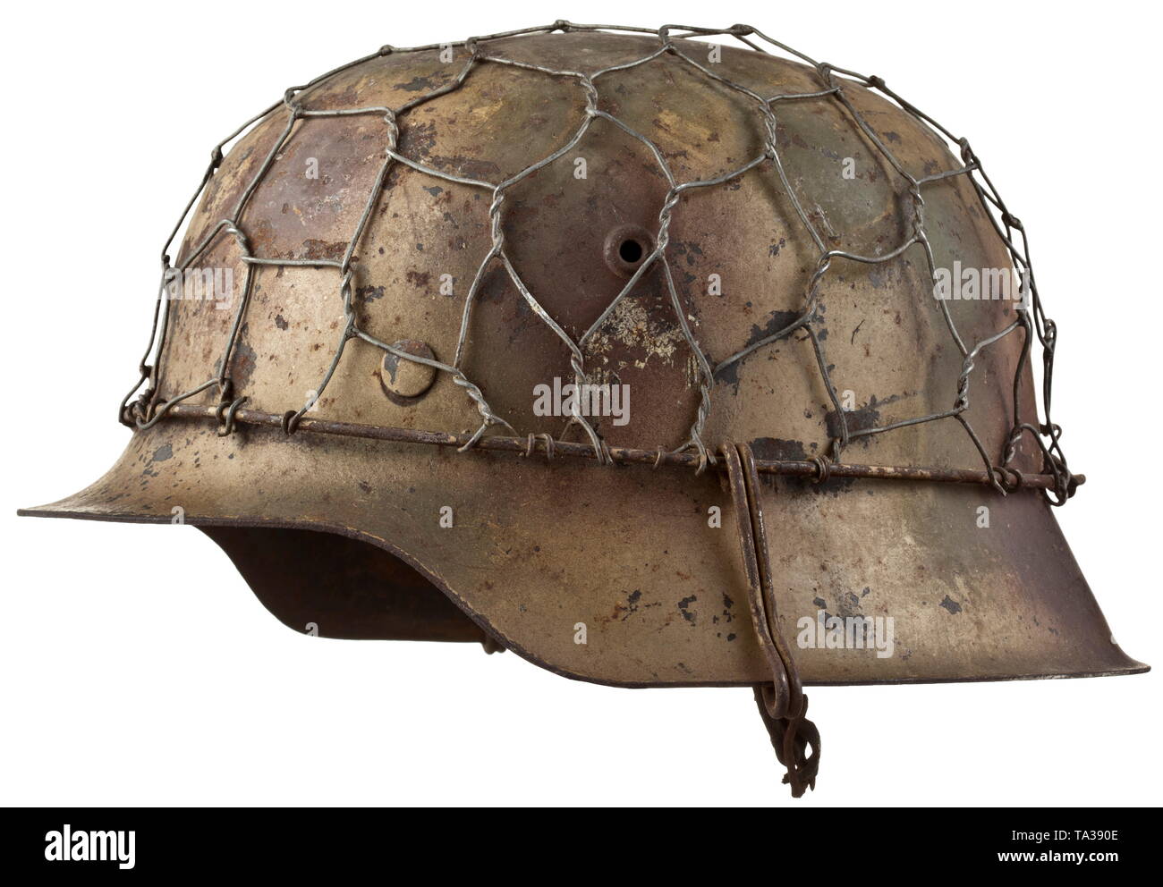 A steel helmet M 42 with multi-colour camouflage paint and chicken wire Steel skull painted in green- and brown-toned camouflage (above the field-grey base layer), the inside with maker stamping 'ET64' and '1923', complete inner liner with chin strap, contemporary chicken wire netting strung over the helmet for affixing camouflage material. historic, historical, army, armies, armed forces, military, militaria, object, objects, stills, clipping, clippings, cut out, cut-out, cut-outs, 20th century, Editorial-Use-Only Stock Photo