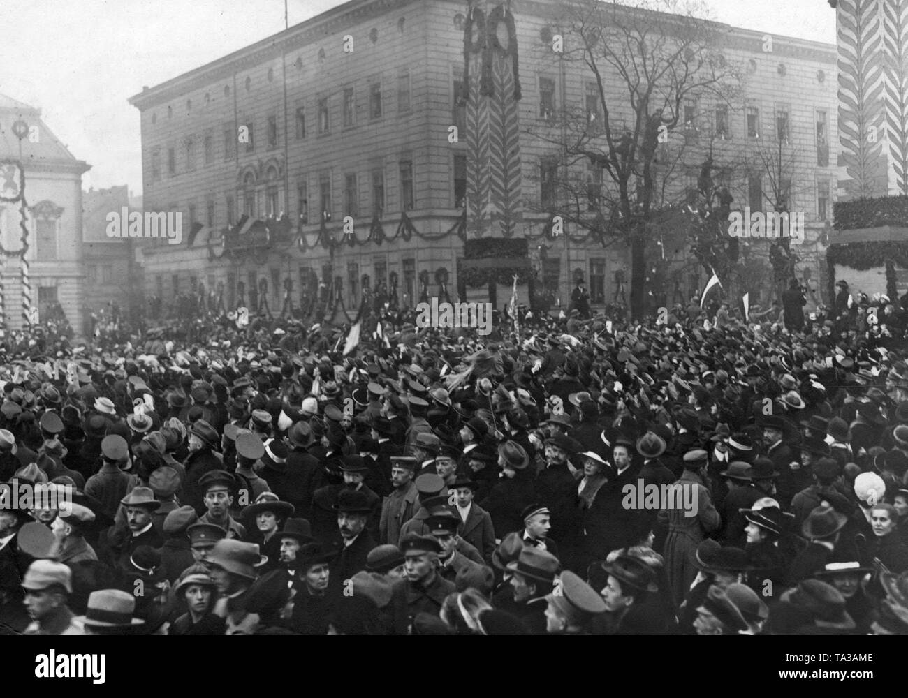 The population soldiers returning from war with flags and