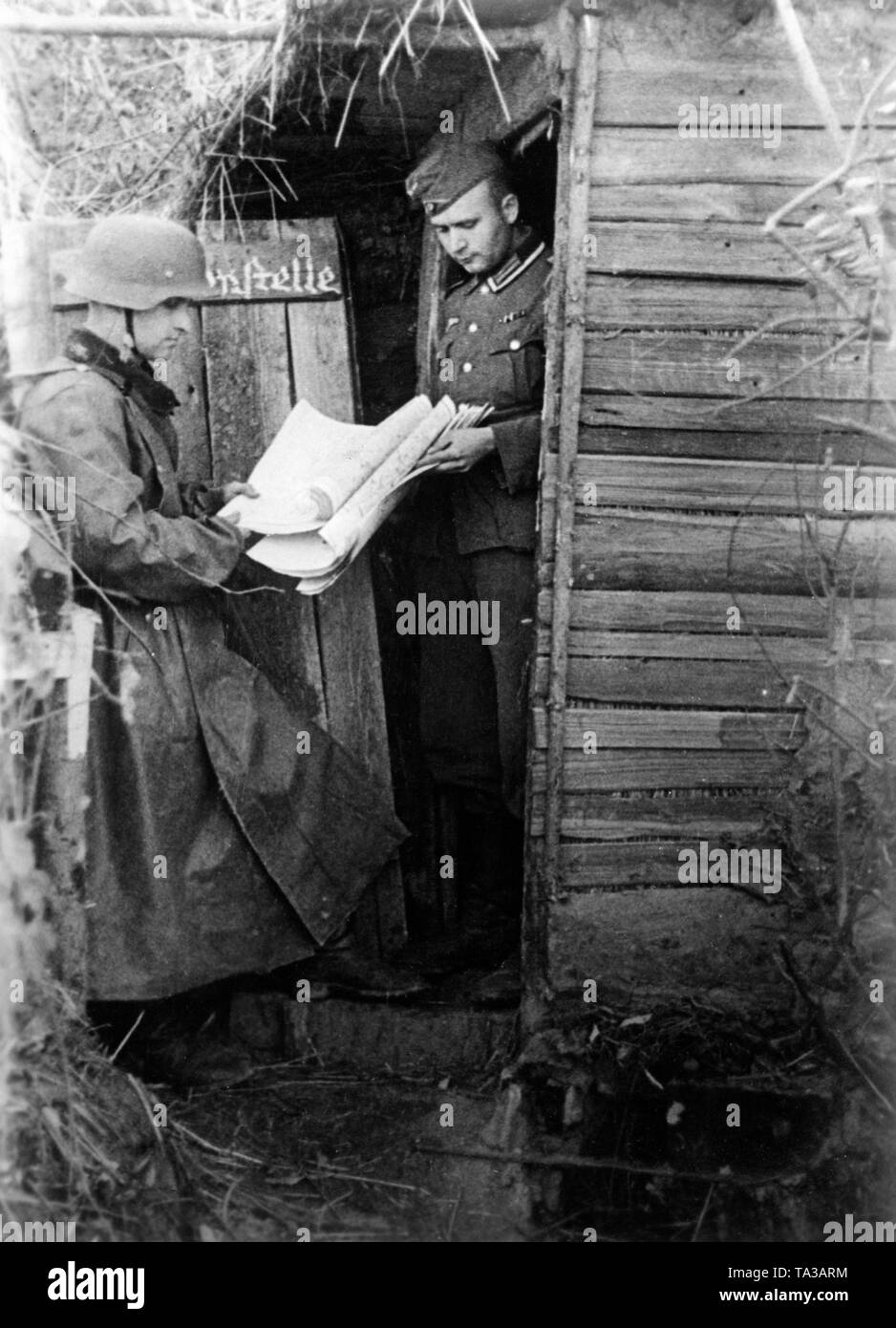 A dispatch rider brings reconnaissance results to the map unit. They are probably soldiers of the Army Group Center during the Battle of Moscow. Photo: war correspondent Sepp Jaeger. Stock Photo