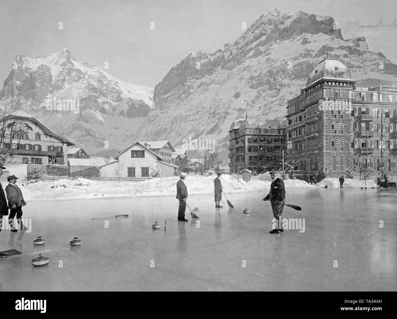 Download Curling Grindelwald High Resolution Stock Photography And Images Alamy