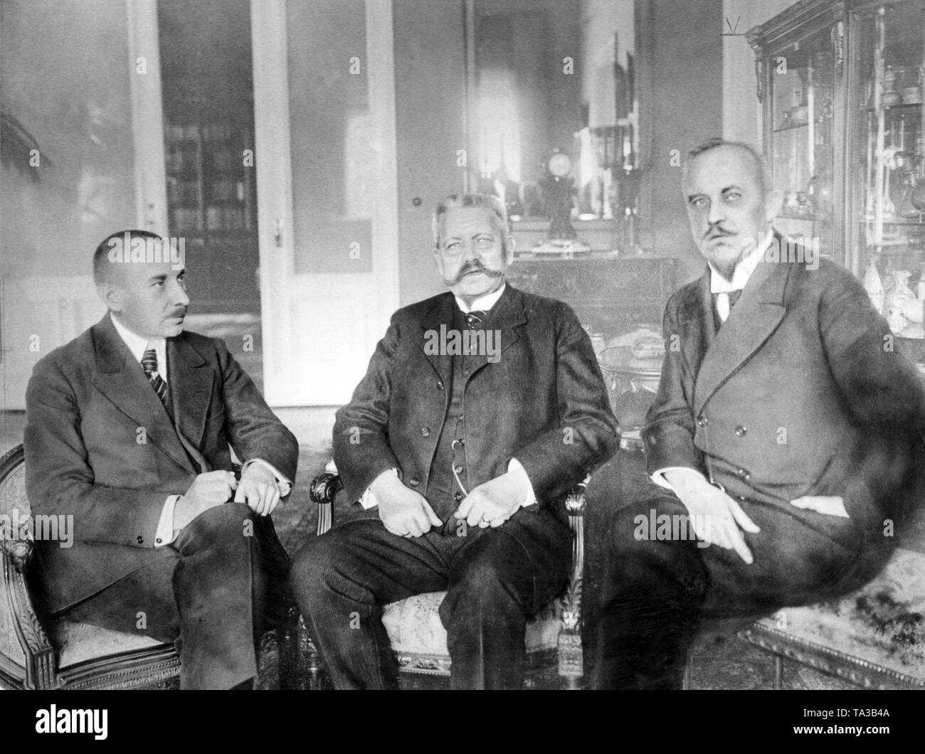 Field Marshal General von Hindenburg (in the middle), together with his former Chief of Staff Erich von Ludendorff (right), presented the "Dolchstosslegende" (stab-in-the-back legend) before the General Assembly's examination committee, which dealt with the history of the world war.  He made a statement before the committee, which was presumably drafted by the Deputy Prime Minister, Karl Helfferich (left). Stock Photo