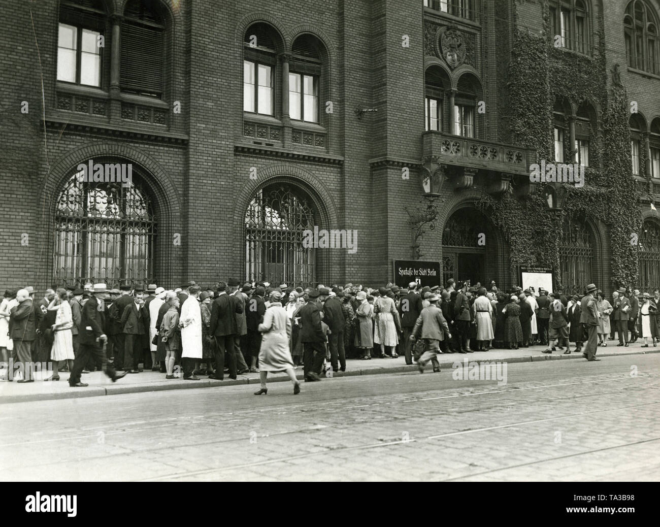 Depositors run on the Berliner Stadtsparkasse. The bankruptcy of the DANAT bank leads to a bank run, the savers fear for their deposits, as they have in mind the inflation of 1923. Stock Photo