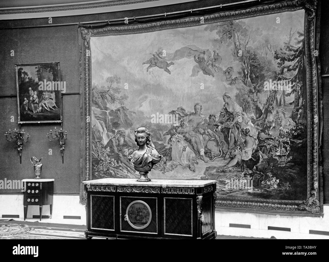 In the auction house Lepke in Berlin art treasures from Russian private property were auctioned at the instigation of the Soviet government. Due to numerous complaints by Russian emigrants in Berlin, the district court ordered a break in the auction and the exclusion of some pieces from the auction a short time later. Stock Photo