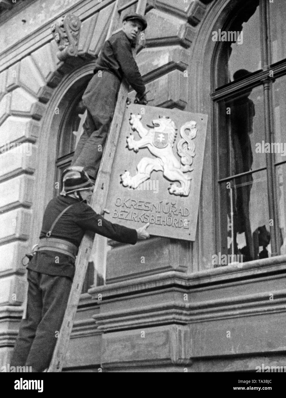 The Czech coats of arms at the town hall in Prachatitz (today Prachatice) are being removed on October 10, 1938. Stock Photo