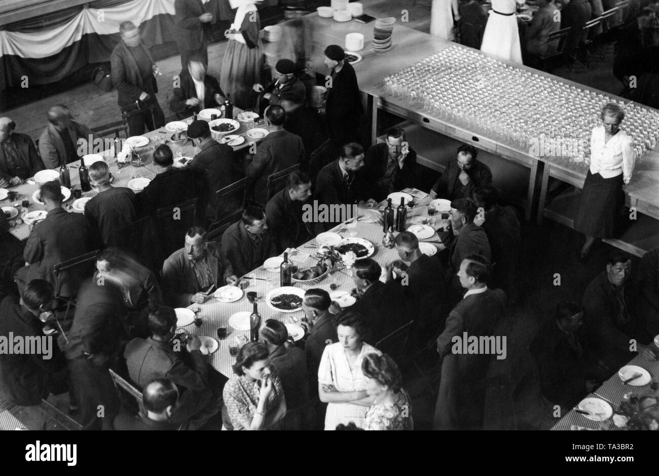 In Chalon-sur-Saone on the Franco-German demarcation lines, French prisoners of war receive a meal. The soldiers have been released from captivity for health reasons and are now being repatriated. Stock Photo