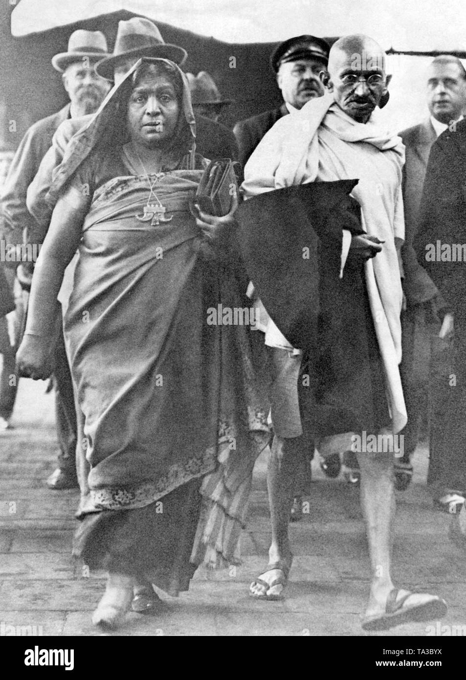 The leader of the Indian nationalist, Mahatma Gandhi, and the Indian poetess and politician Sarojini Naidu. They are on the way to the Indian Round Table Conference. Stock Photo