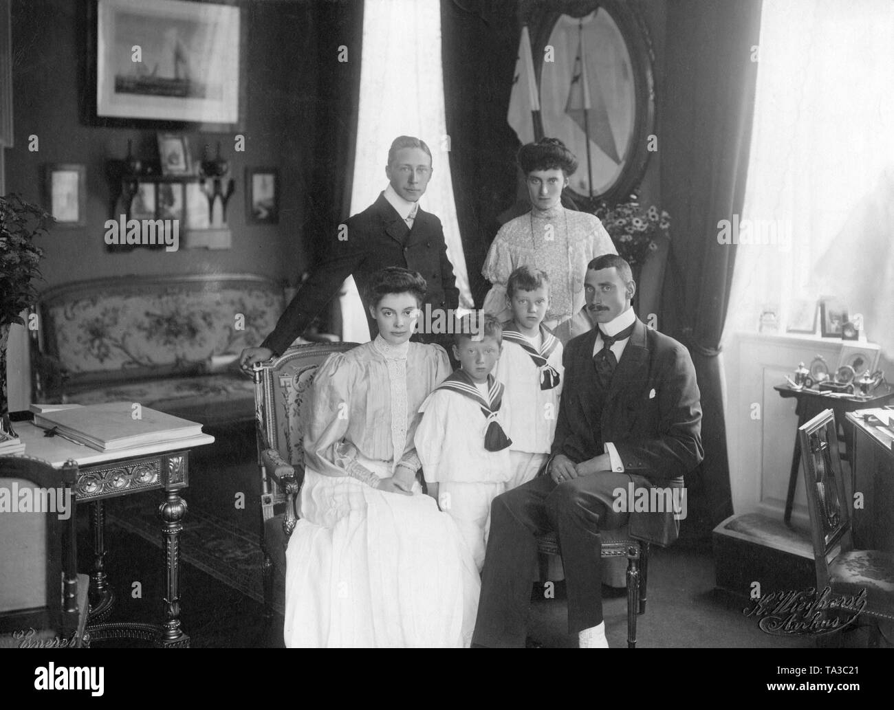Crown Prince Wilhelm of Prussia and his wife Crown Princess Cecilie visiting Cecilie's sister, Princess Alexandrine, and her husband Prince Christian at Marselisborg Castle near Aarhus (Denmark). From left: Crown Princess Cecilie of Mecklenburg, the Danish princes Frederik and Knut, their father Prince Christian of Denmark. Standing behind the chairs Crown Prince Wilhelm of Prussia (left) and Princess Alexandrine of Mecklenburg (r.). Stock Photo