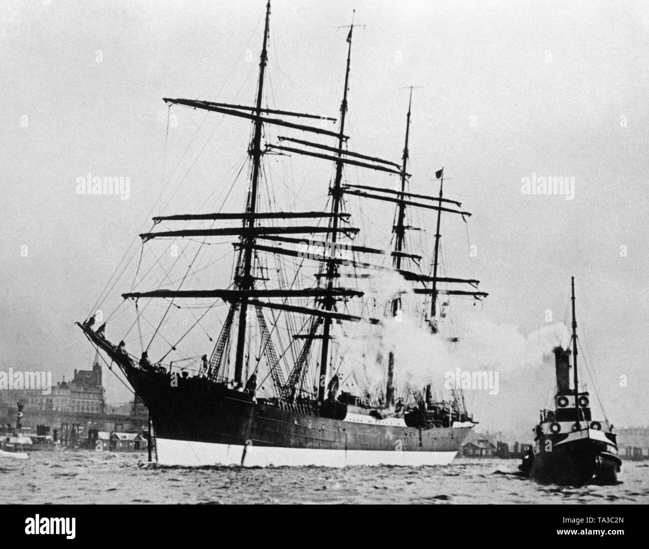 The four-masted barque 'Padua', one of the so-called 'Flying-P-Liner' of the shipping company Laeisz leaves the port of Hamburg to participate in a regatta to Australia. Stock Photo