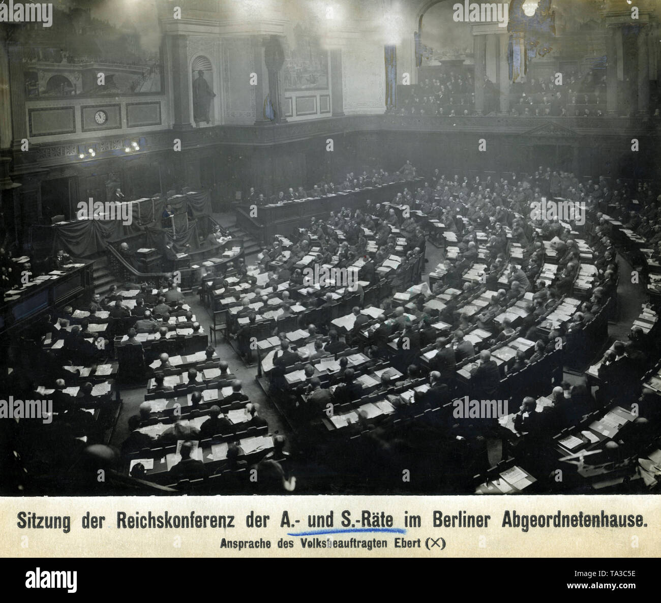 Soldiers meeting hall hi-res stock photography and images - Alamy