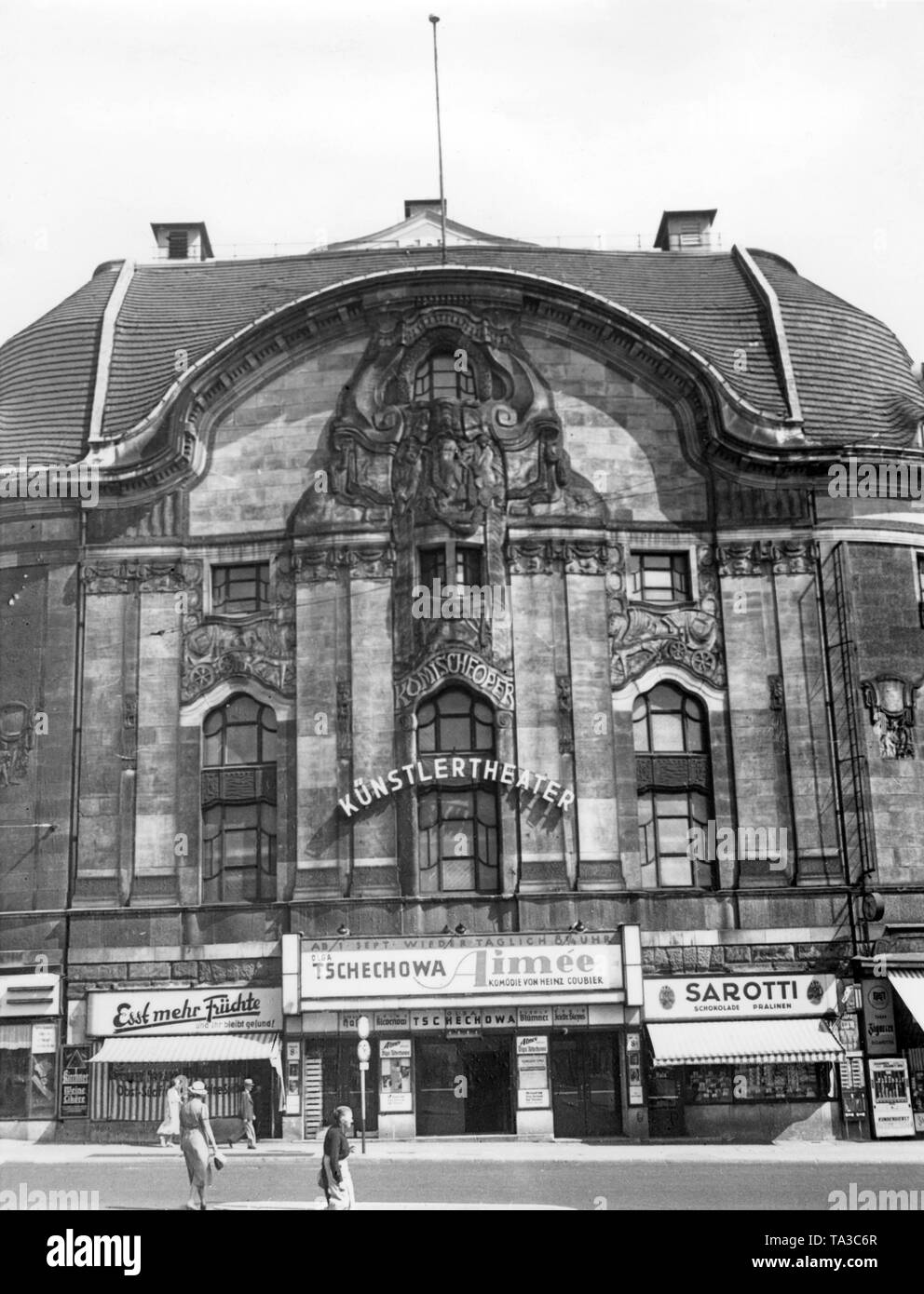 The old Komische Oper in Friedrichstrasse, at the height of the Weidendammer bridge in Berlin. The opera house was destroyed in the war and is not to be confused with the (new) Komische Oper (until 1944 Metropolitan Theater) in the Behrenstrasse. Here, an advertising of Heinz Coubier's comedy 'Aimee' (UA 1938) with Olga Chekhova in one of the leading roles. Stock Photo