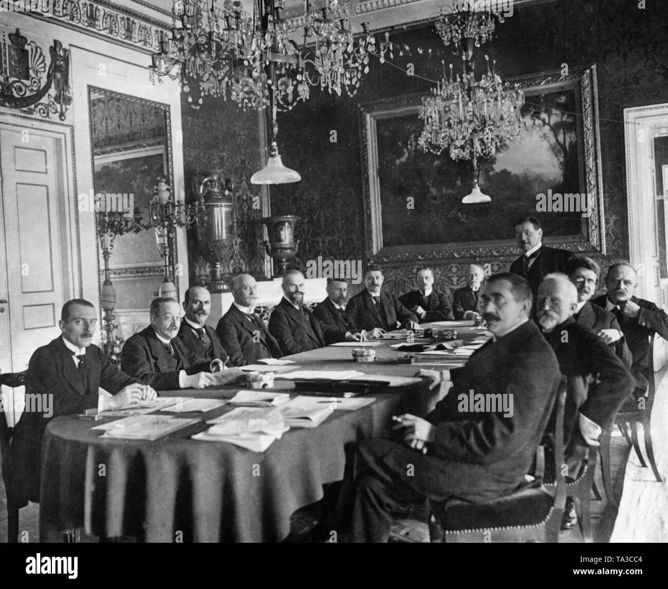 The first cabinet meeting of the Scheidemann Cabinet on February 13, 1919. From left: Ulrich Rauscher, chief press officer, Robert Schmidt, Minister of Food, Eugen Schiffer, representative of the President and Minister of Finance, Philipp Scheidemann, President of the Reich Ministry, Otto Landsberg, Minister of Justice, Rudolf Wissell, Minister of Economics, Gustav Bauer, Minister of Labor, Ulrich Count v. Brockdorff-Rantzau, Minister of Foreign Affairs, Eduard David, minister without portfolio, Dr. Hugo Preuss, Minister of the Interior, Johann Giesberts, Postal Minister, Dr. Johannes Bell, Stock Photo