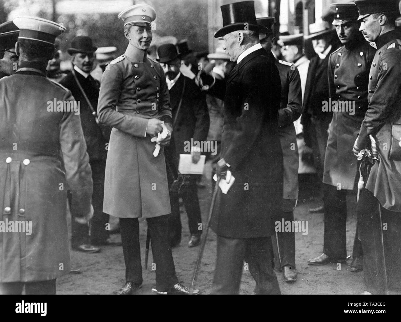 Crown Prince Wilhelm (2nd from left) in conversation with General von Schmidt-Pauli (3rd from the left) during the cycling race 'The Grand Prix of Karlshorst'. Stock Photo