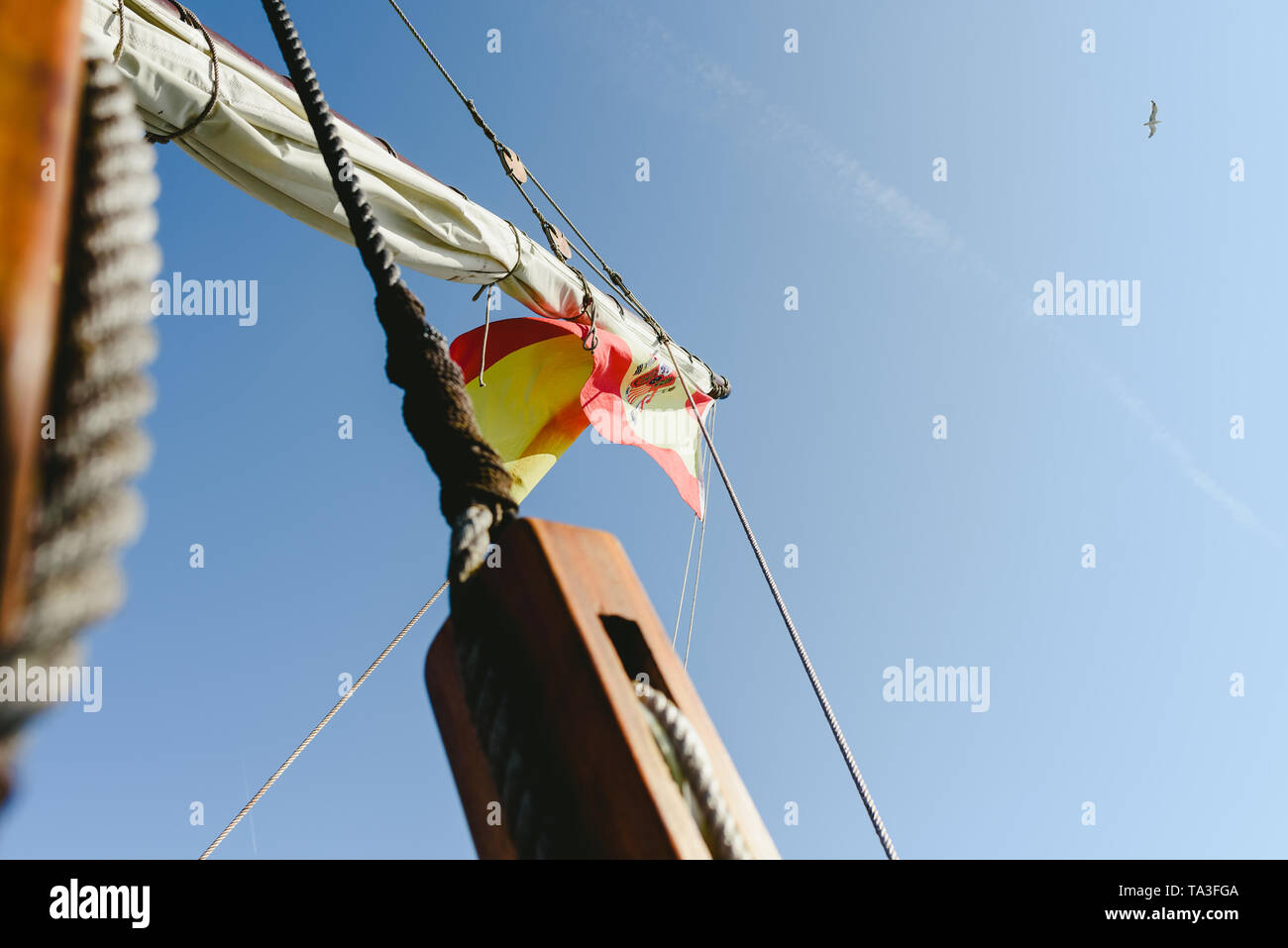 Ropes wood on pirate ship hi-res stock photography and images - Alamy