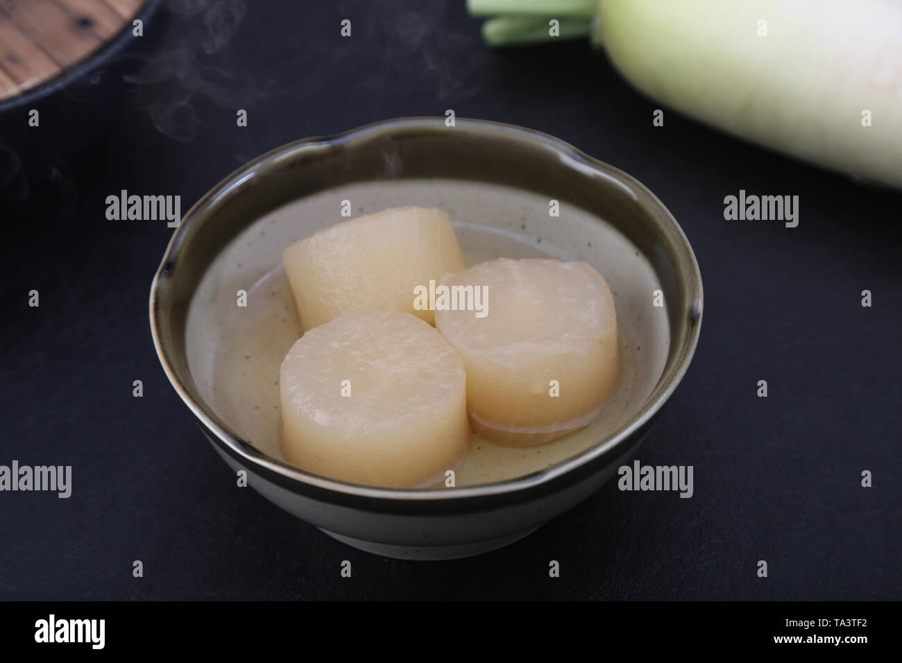 https://c8.alamy.com/comp/TA3TF2/daikon-oroshi-grated-japanese-radish-TA3TF2.jpg