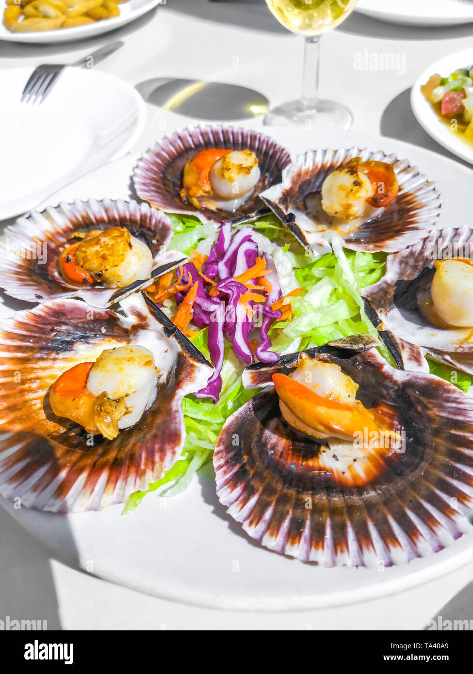 Fresh scallops hi-res stock photography and images - Page 15 - Alamy