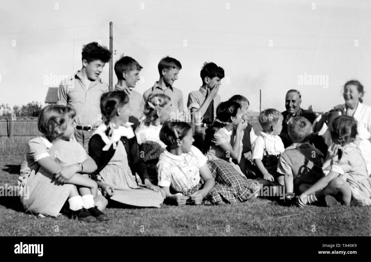 Hector King telling stories to the children at Gracie Fields orphanage in Peacehaven, Sussex around 1960s Stock Photo