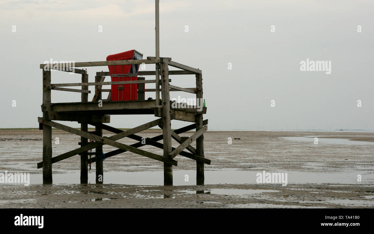 Roter Strandkorb, Badeaufsicht, St. PeterOrding, Germany, Nordsee