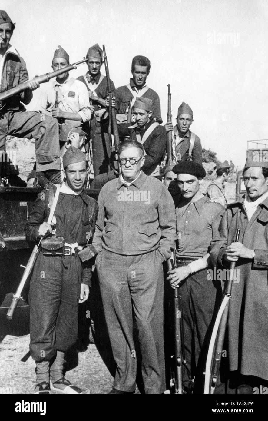 Photo of the Socialist Cortes deputy Julio Alvarez of Vayo y Olloqui (in the middle, with glasses and blouson, 1891-75) on a visit to the front of Somosierra in the Sierra Guadarrama, north of Madrid, two weeks after the outbreak of the Spanish Civil War in August 1936. The politician is surrounded by soldiers of the Republican Army. Stock Photo