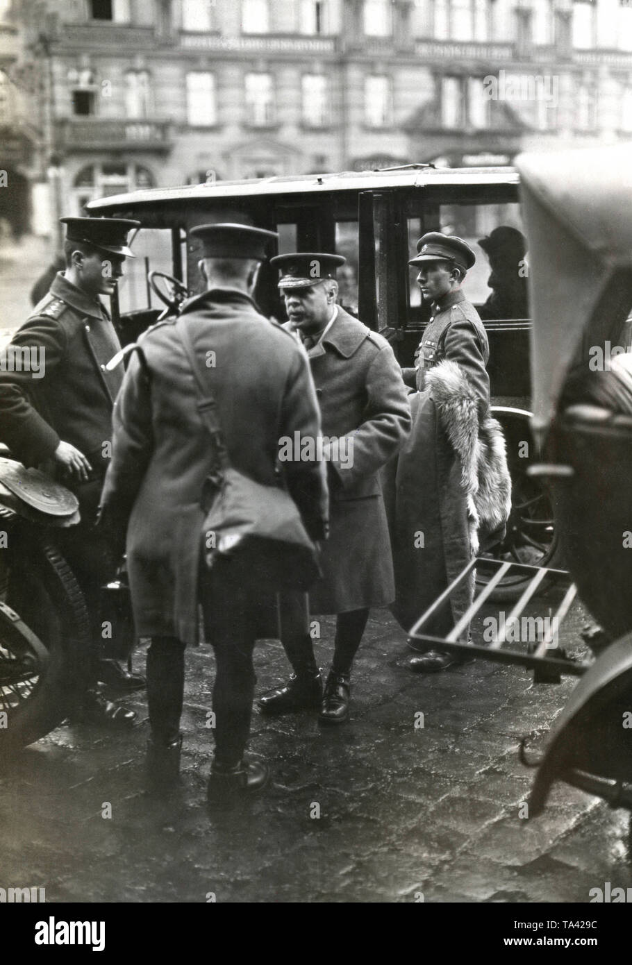 In order to ensure the German disarmament, the Allied  Control Commission sent, among others, English officers to Germany. Here their arrival in front of the Adlon. Stock Photo