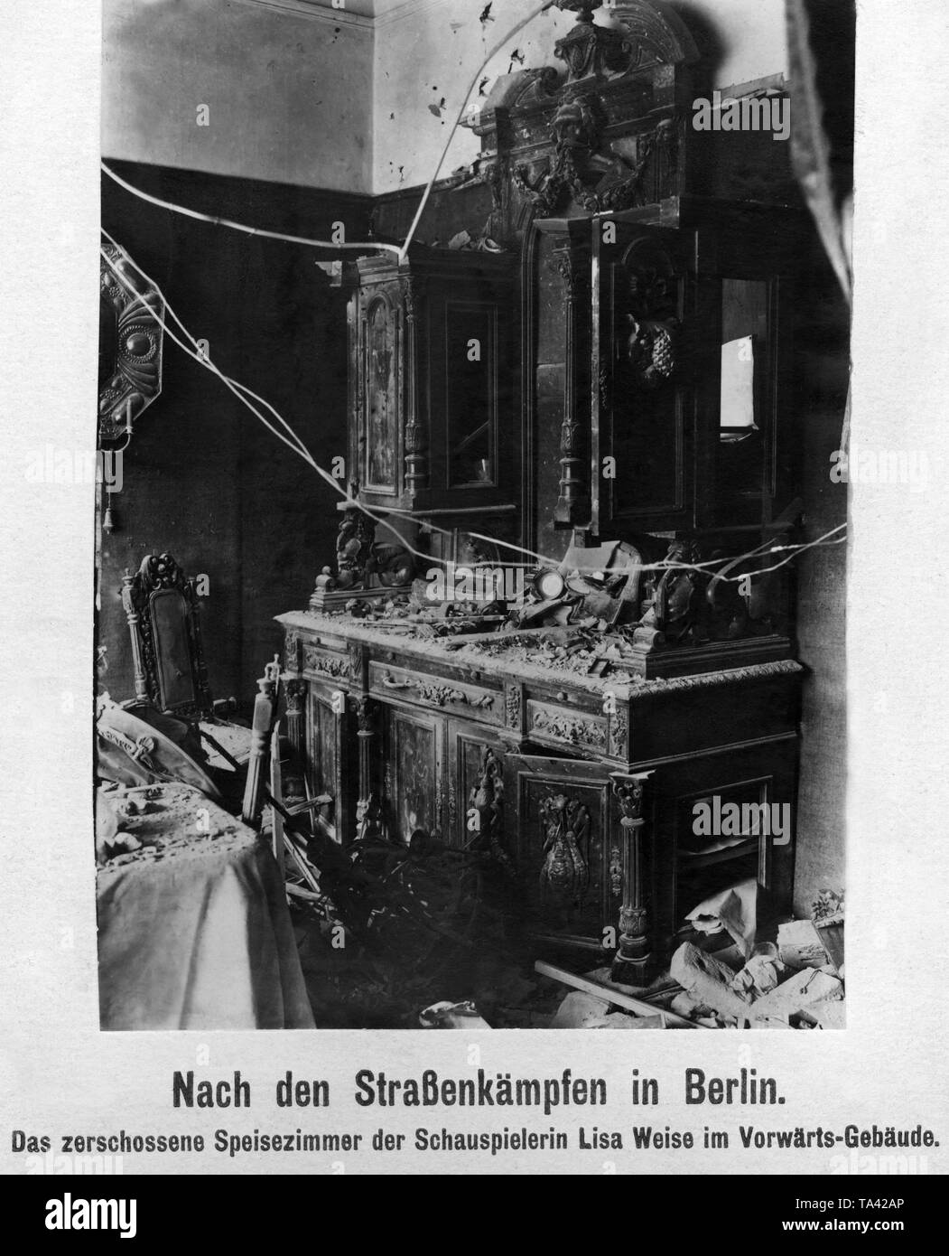 The ruined dining room of the actress Lisa Weise at Lindenstrasse 3. The 'Vorwaerts, the central body of the SPD, had its seat in the same building. During the January uprising, there were armed conflicts between left-wing revolutionaries and government-loyal Freikorps units in the Berlin Zeitungsviertel (newspaper quarter). Stock Photo