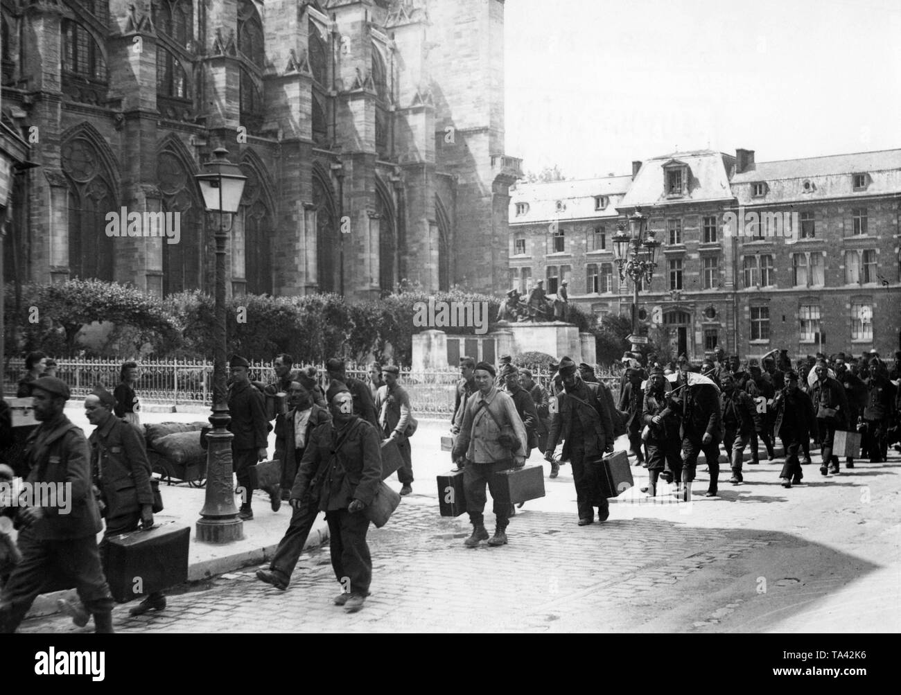 Released French prisoners of war pass by the cathedrals of Chalon-sur-Marne. Stock Photo