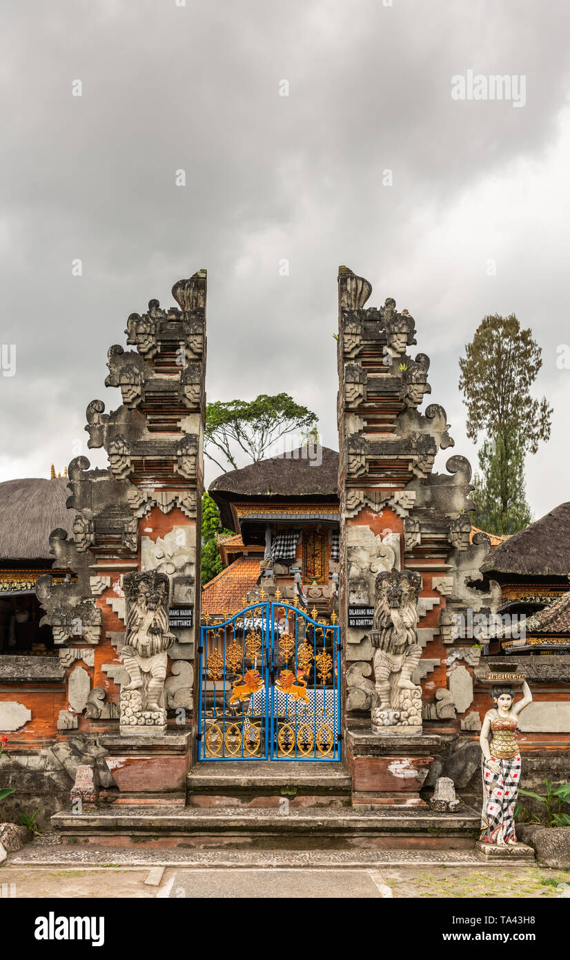 Bali, Indonesia - February 25, 2019: Ulun Danu Beratan Temple complex in Bedoegoel. Split gate to restricted temple building Dilarang Masuk. Red and c Stock Photo