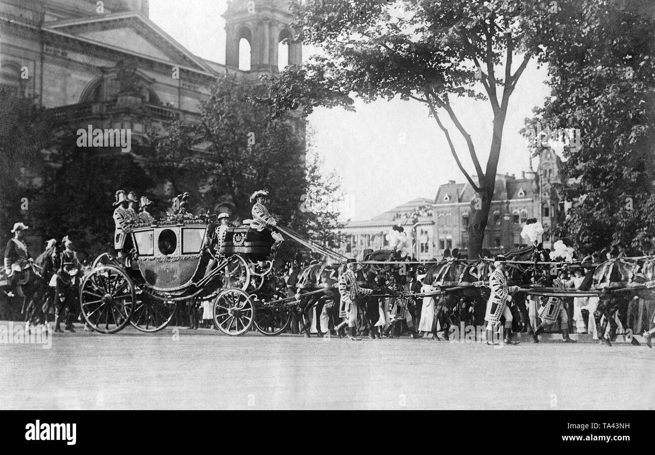 Crown Princess Cecilie, during the so-called Braut-Einholung (taking home of the bride), rides through Berlin together with her mother-in-law, Empress Auguste Viktoria of Prussia, and the Supreme Court Mistress Ms von Tiele-Winkler. Stock Photo