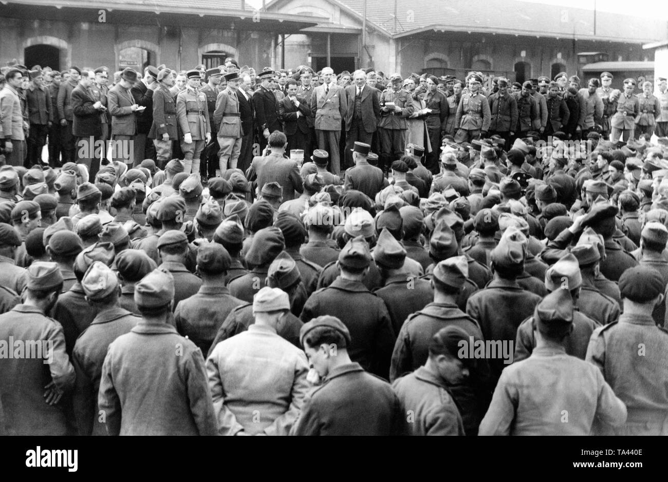 In Chalon-sur-Saone on the Franco-German demarcation lines arrive French prisoners of war who have been released from captivity because they have at least four children and are now repatriated. Ambassador Scapini gives a welcome speech on the podium. Stock Photo