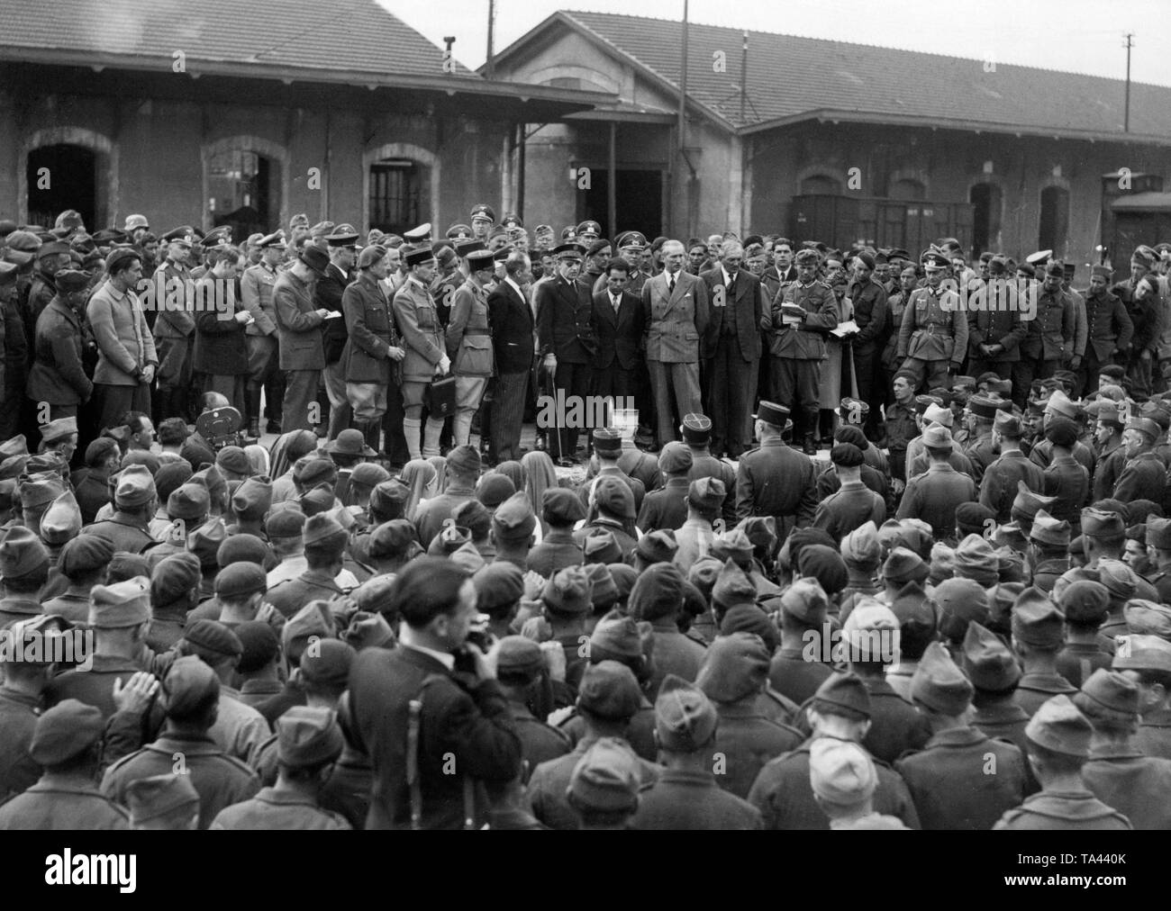 French soldiers, who have at least four children, are released from German captivity and arrive at the station ín Chalon-sur-Saone. Ambassador Scapini speaks to them. Stock Photo