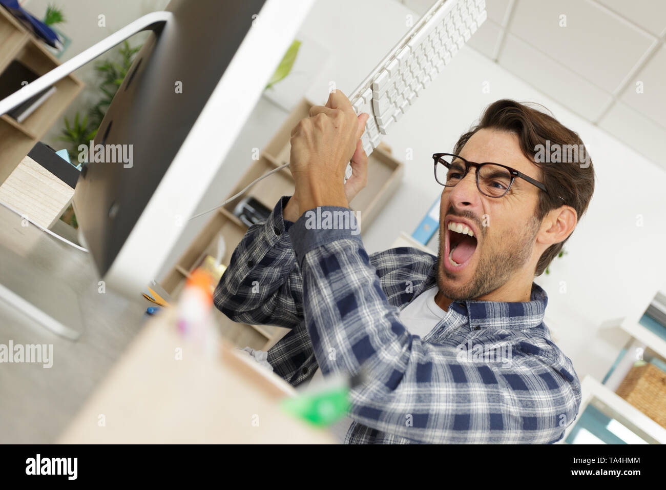 Анимация рабочее место. Стол рабочий офисный. Is that him desk. Стол stayhomedesk. Рон свонсон мем компьютер.