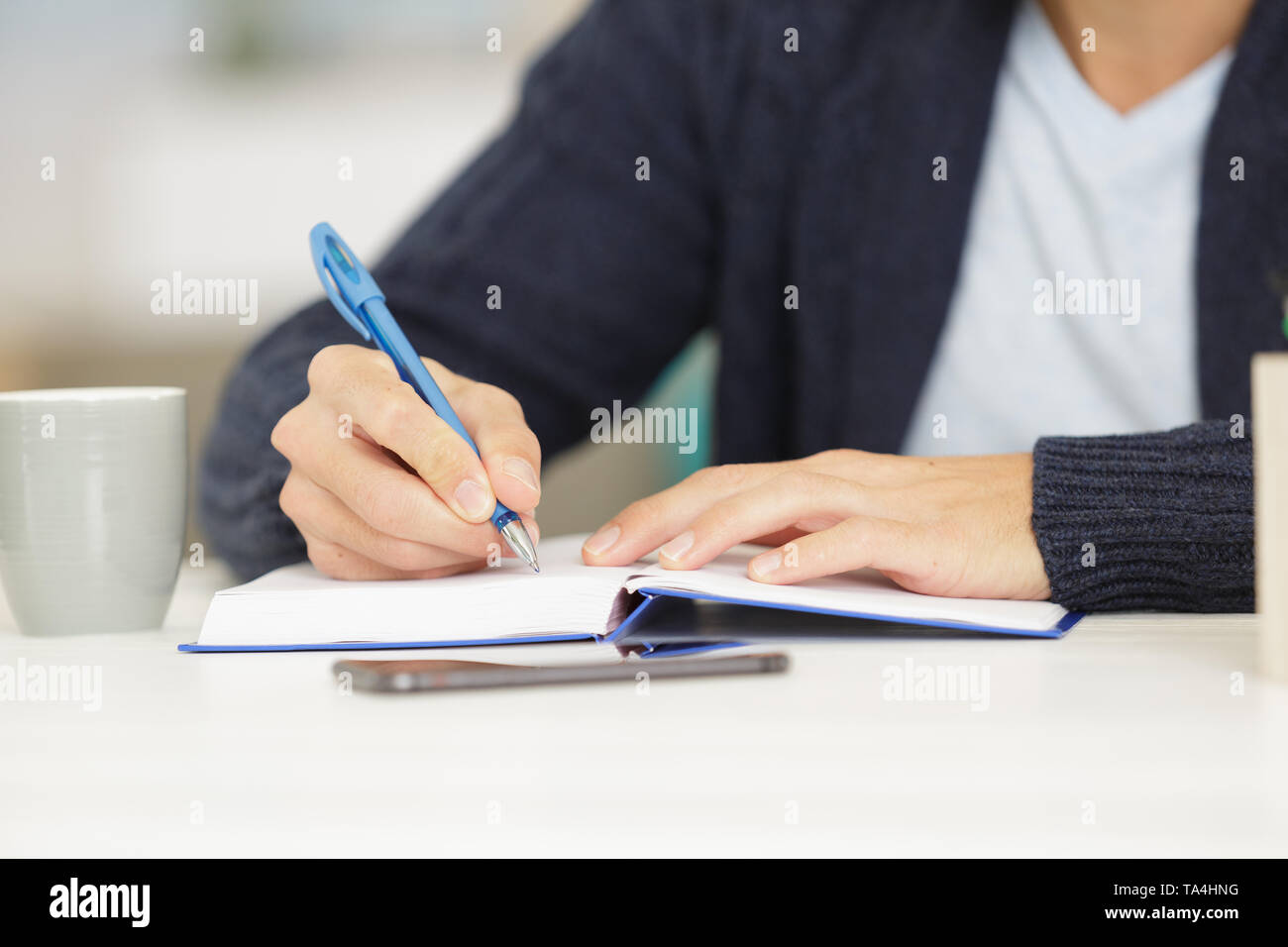 Men Notes Man entering office typing note hi-res stock photography and images - Alamy