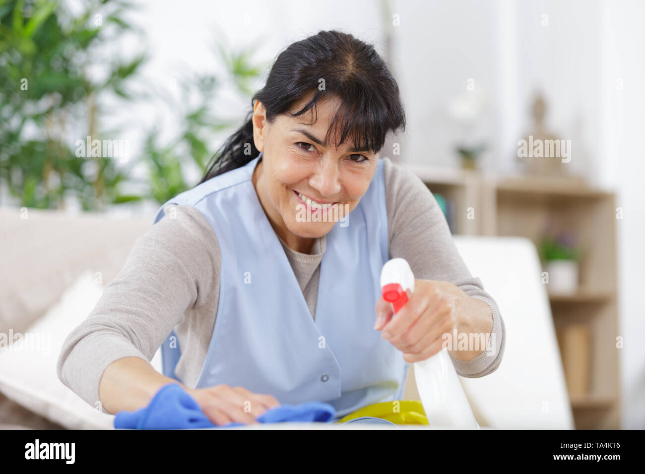Senior cleaning apartment hi-res stock photography and images - Alamy