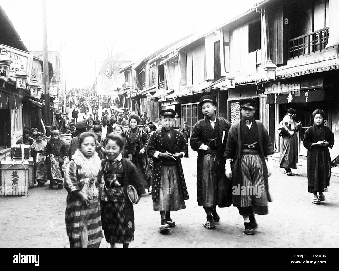 大正〜昭和初期の学生、祭、登山などの写真 高さ20cm横27cm Taisho japan school hi-res stock photography and images - Alamy
