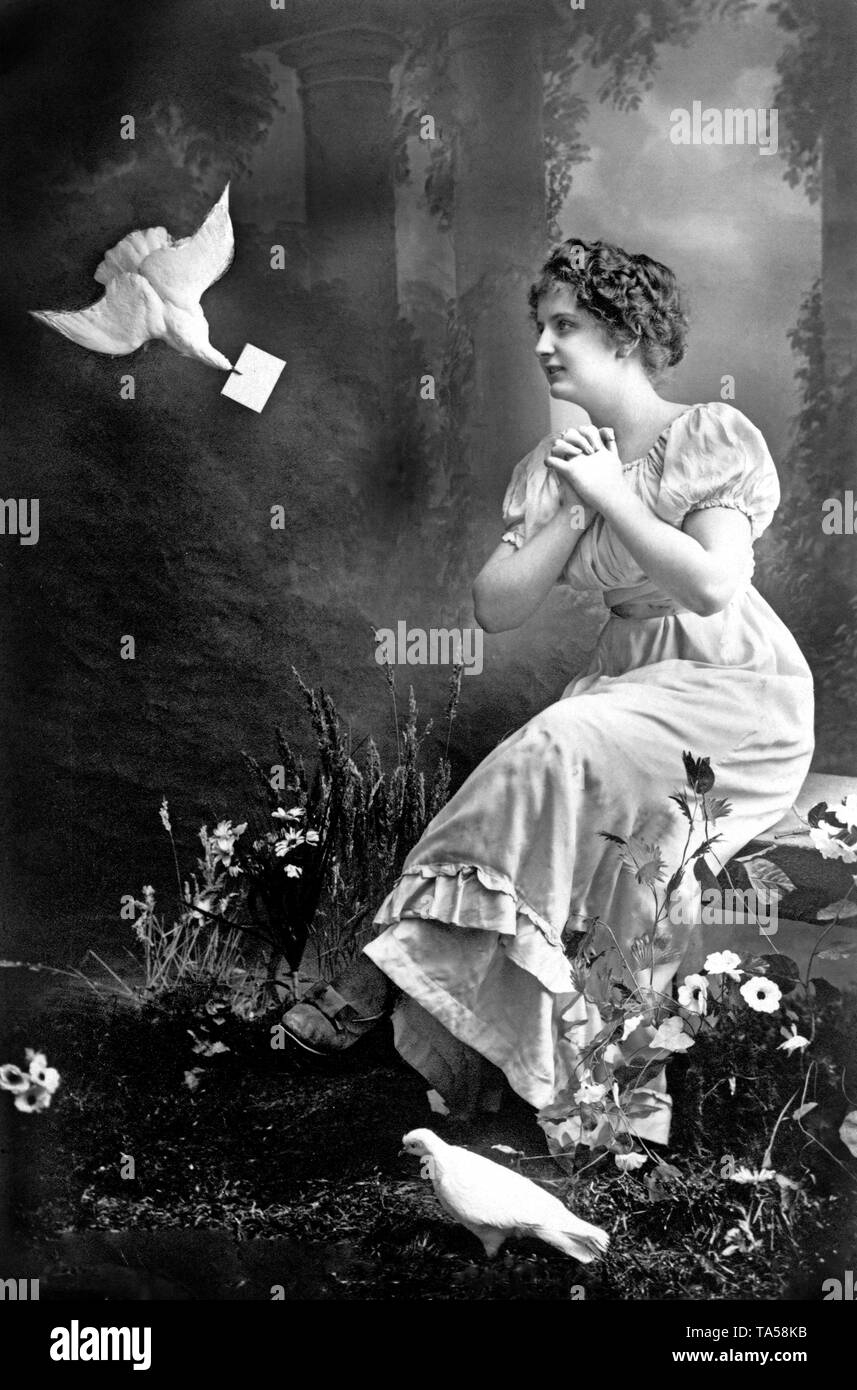 Homing pigeon brings a woman a love letter, Sehnsucht, around 1910, Germany Stock Photo
