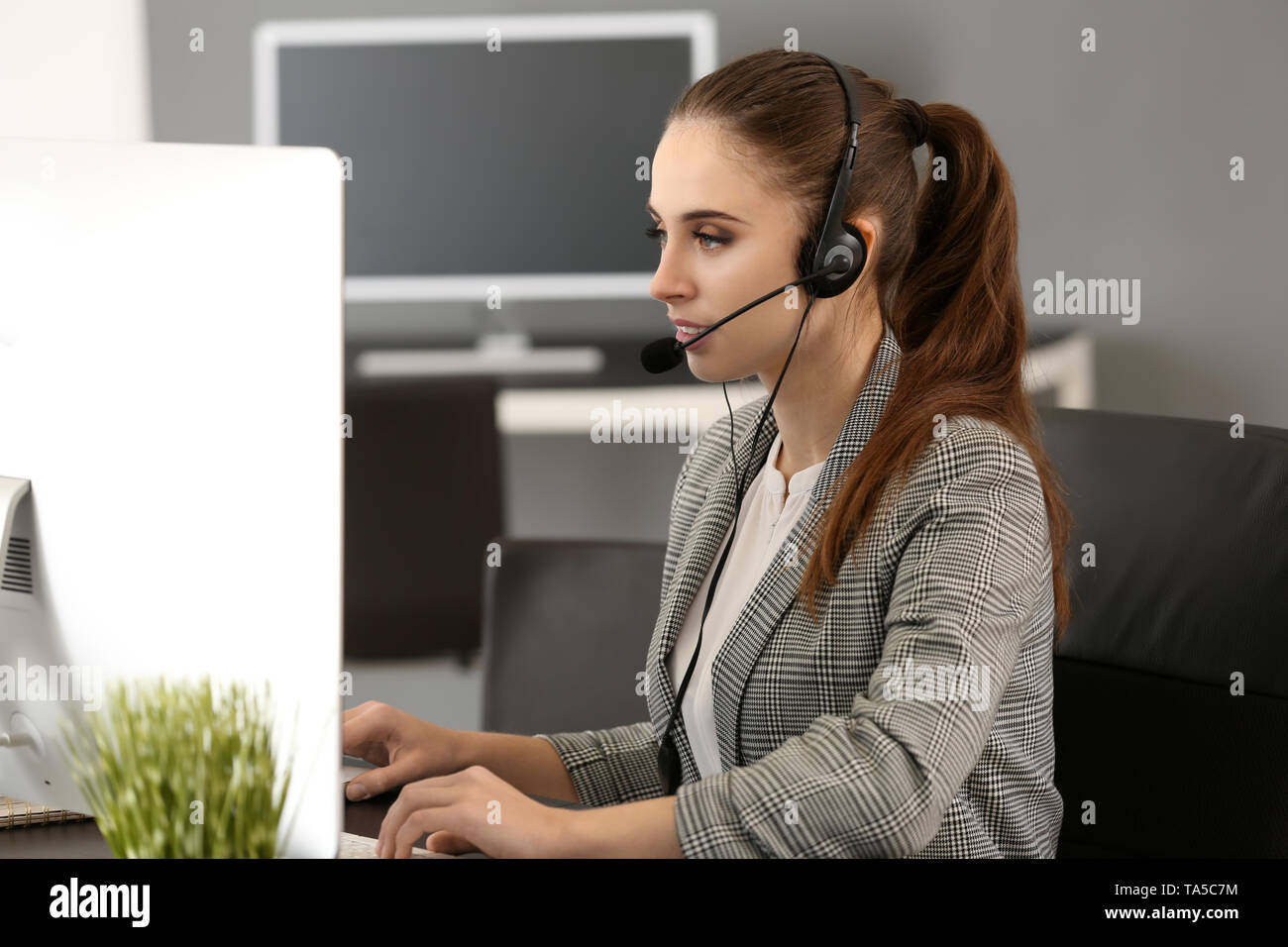Female technical support agent hi-res stock photography and images - Alamy