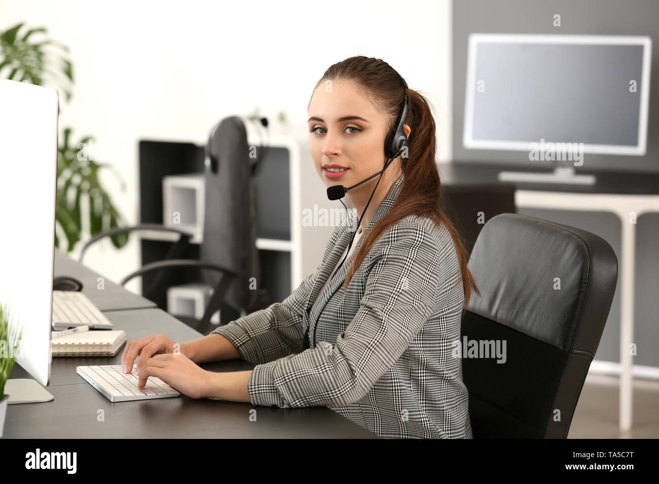 Female technical support agent hi-res stock photography and images - Alamy