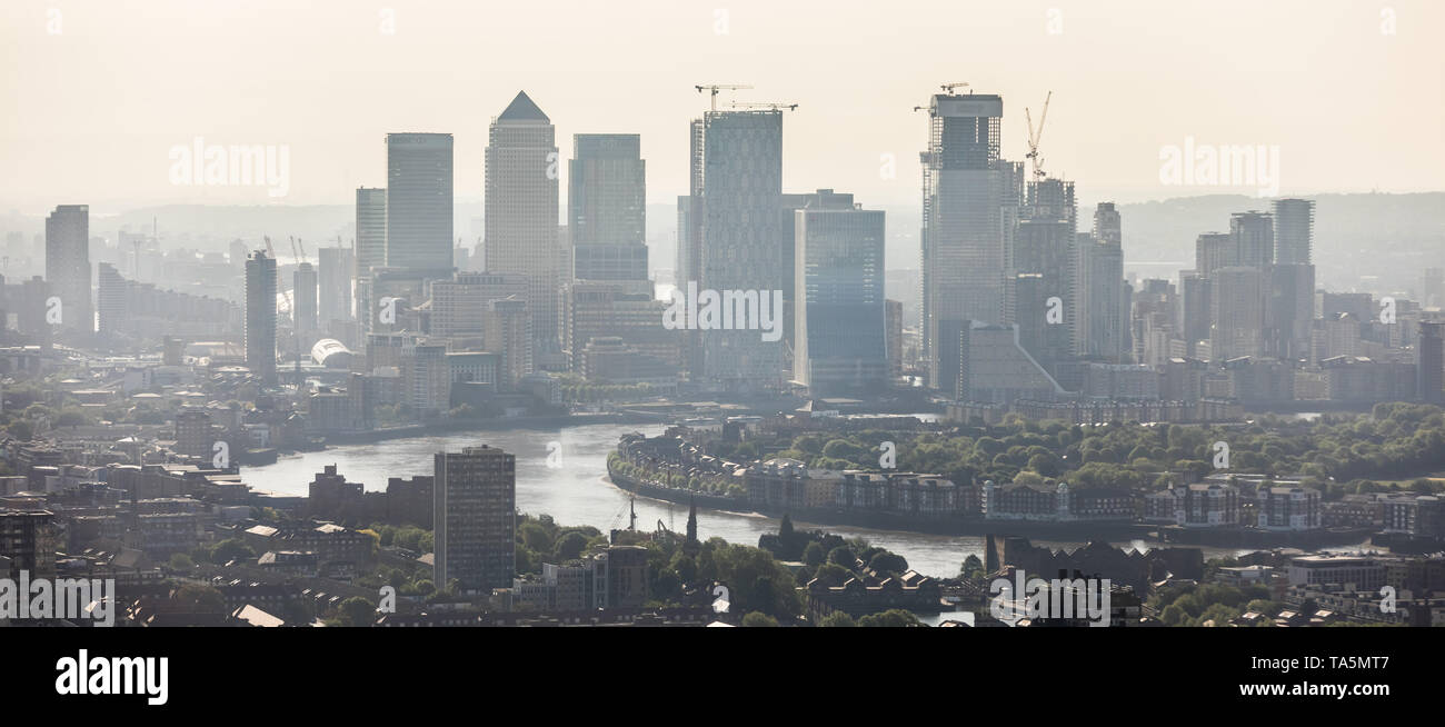 UK Weather: Morning light over Canary Wharf business park buildings in east London. Stock Photo