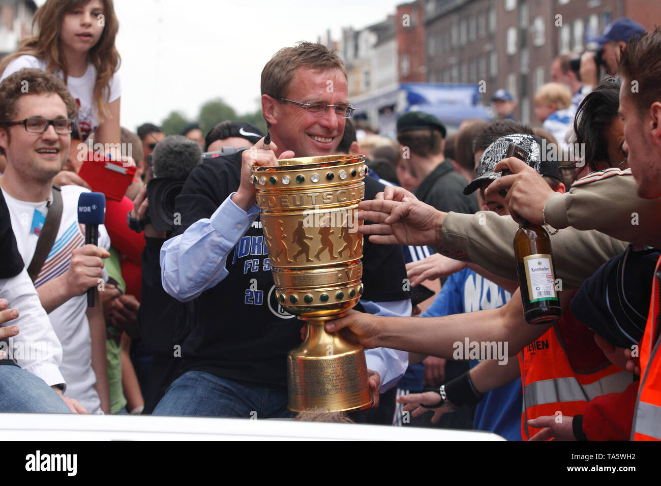 Gelsenkirchen, Deutschland. 23rd May, 2019. Preview DFB Cup Final 2019 FC  Bayern Munich-RB Leipzig. Archive photo; coach Ralf RANGNICK (GER, mi.)  with DFB cup in his hand. Close to the fans. Car